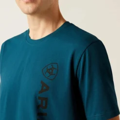 2023 Ariat Mens Vertical Logo T-Shirt 10046108 - Reflecting Pond Colour Reflecting Pond -Vogemate Sales Store 6534 202320Ariat20Mens20Vertical20Logo20T Shirt201004610820 20Reflecting20Pond204.700x700